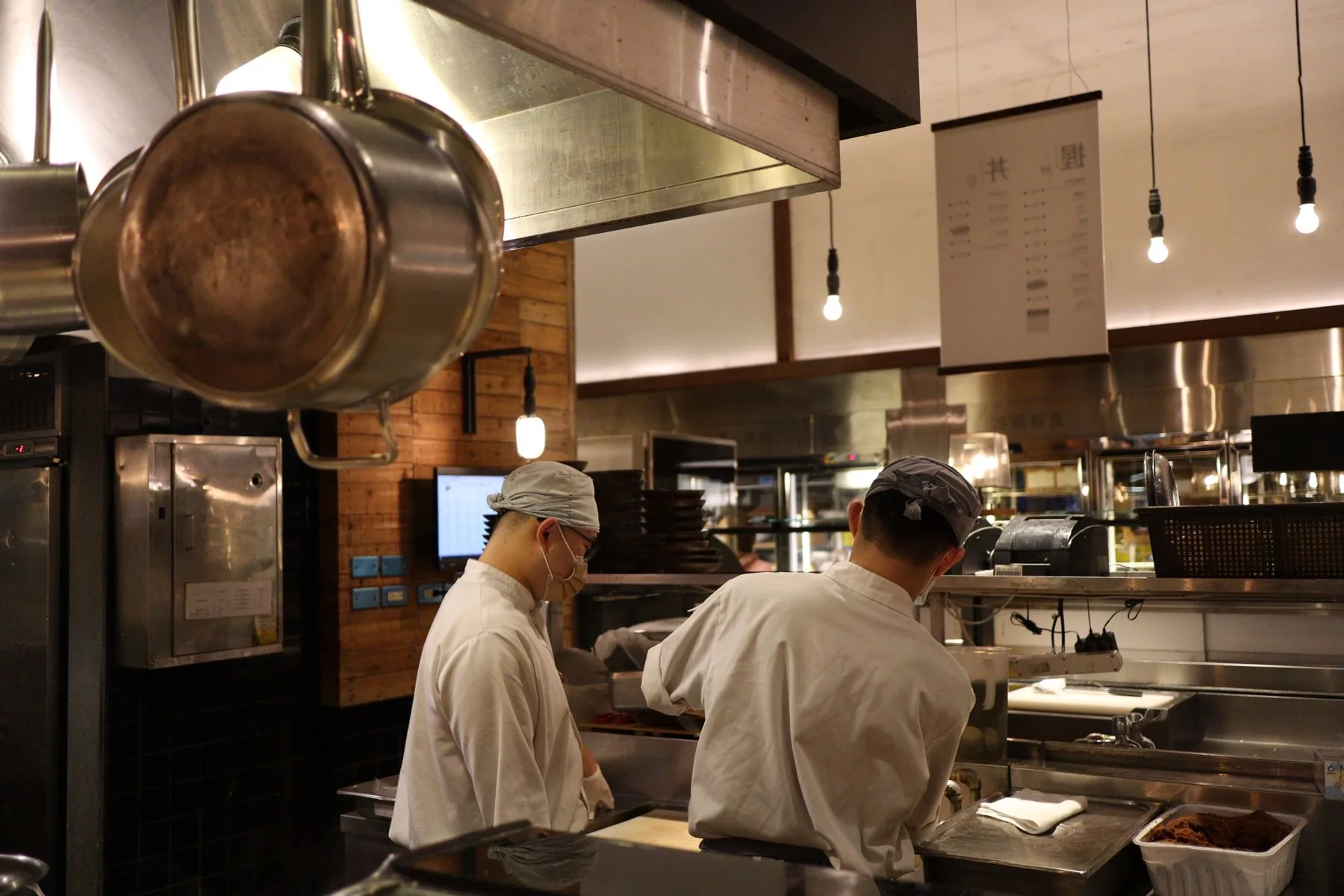Kokke arbejder ved stationerne i et professionelt restaurantkøkken