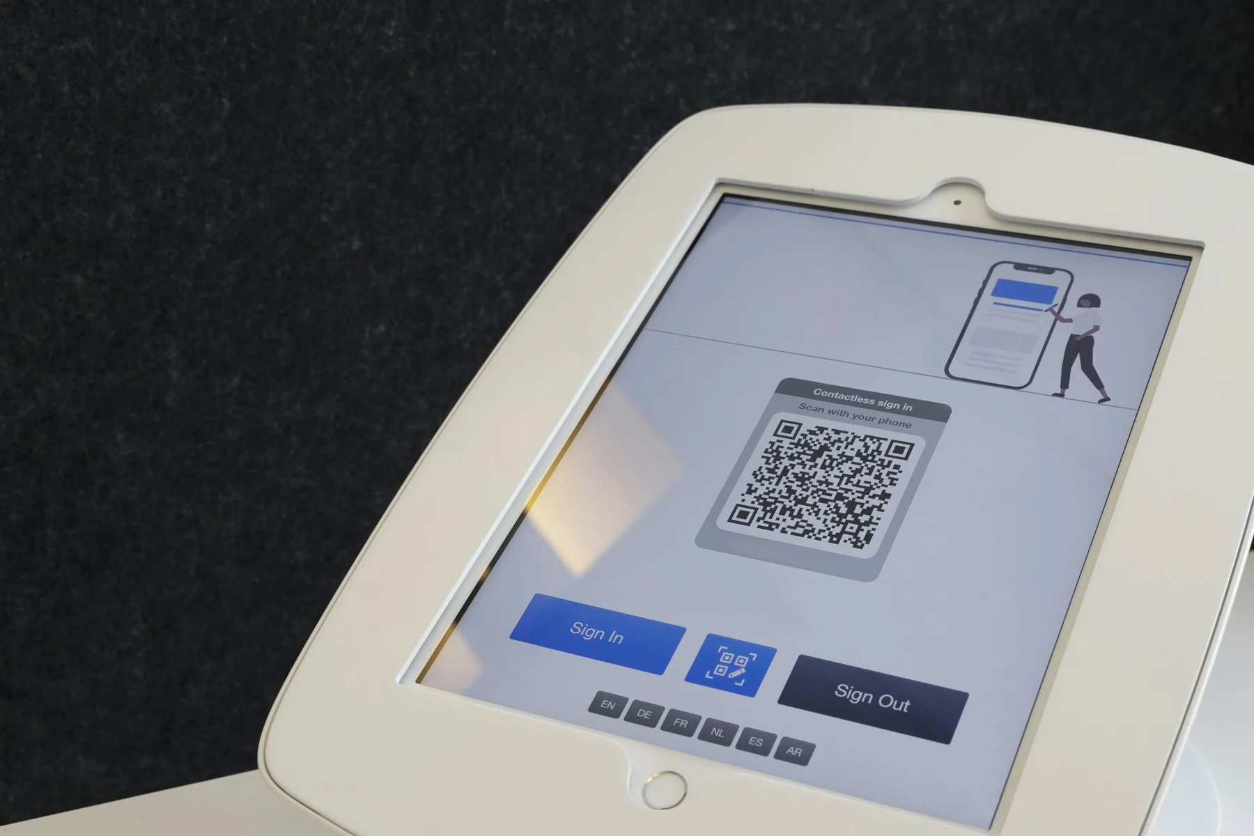 Restaurant with a self-service kiosk, table tablet, QR ordering and an employee helping a customer