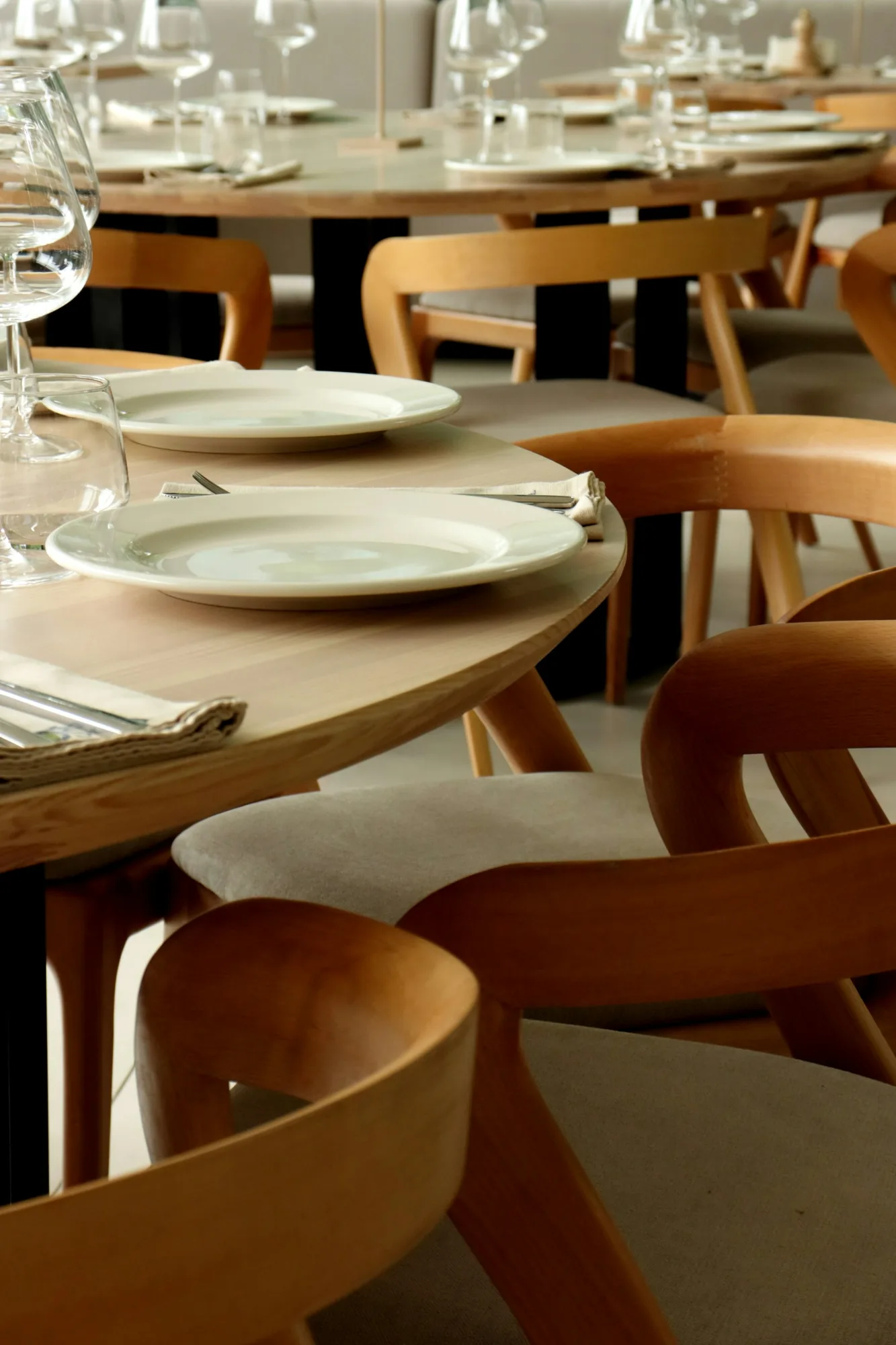 Efficient restaurant service around a newly reset table without customers feeling rushed